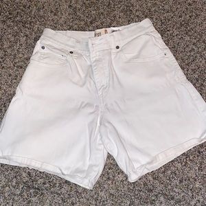 Levi’s white Shorts!